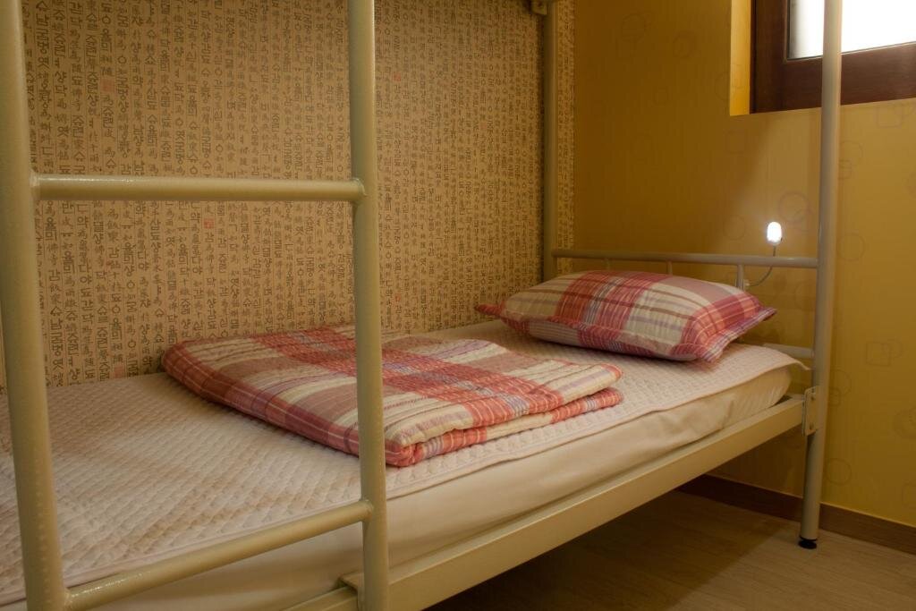 Кровать в общем номере (мужской номер) Nearest Guesthouse