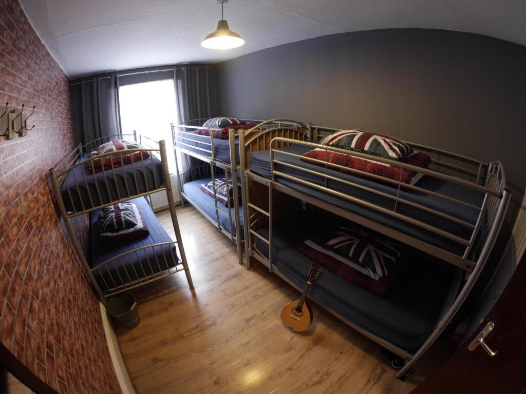 Кровать в общем номере Midtown Lodge