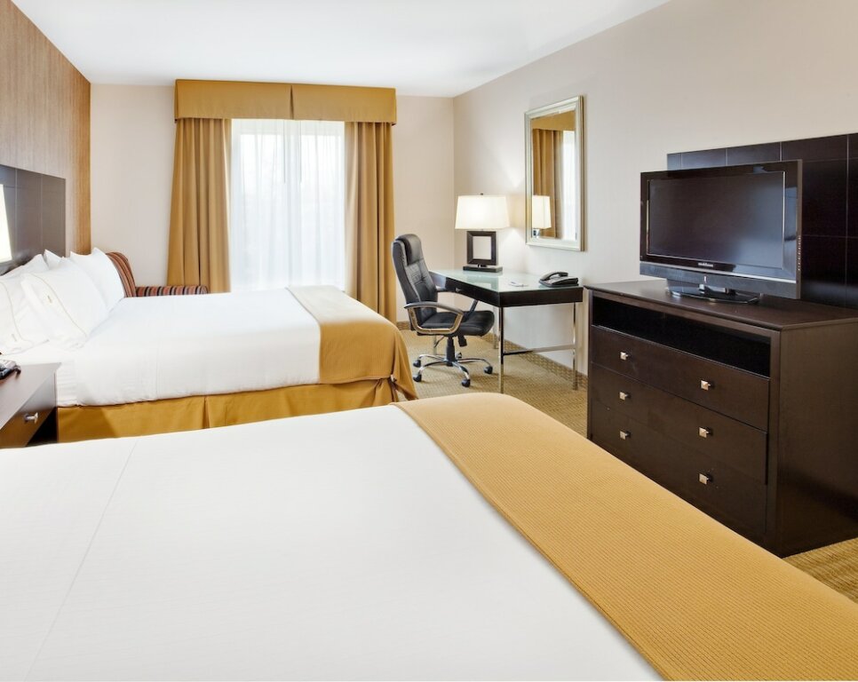 Четырёхместный номер Standard Holiday Inn Express Hotel & Suites Lebanon, an IHG Hotel