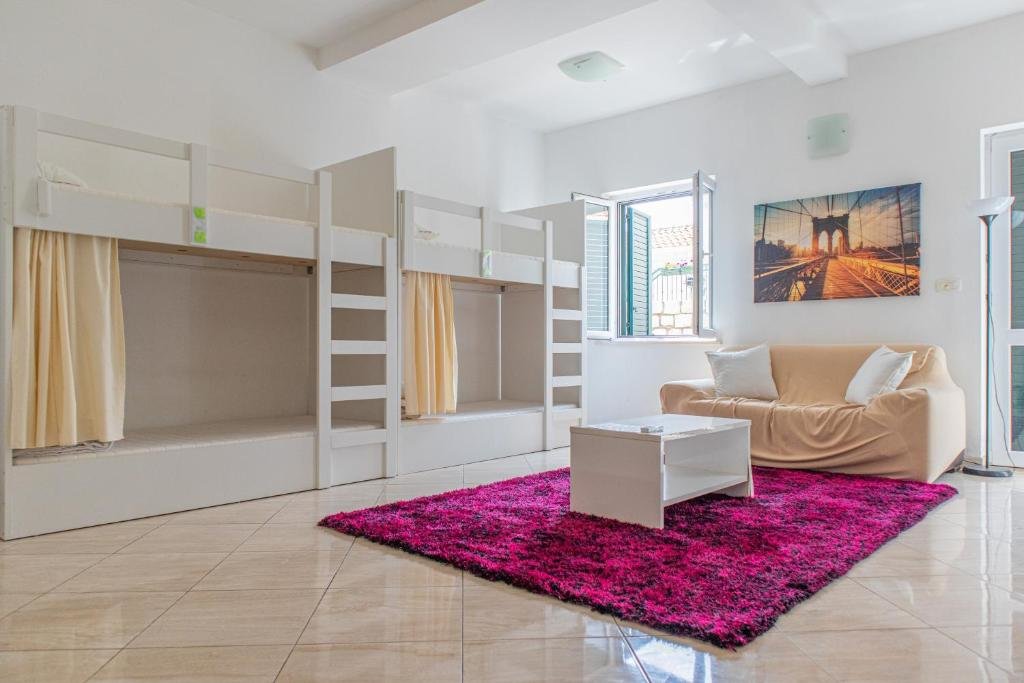 Кровать в общем номере (женский номер) Love Dubrovnik Hostel