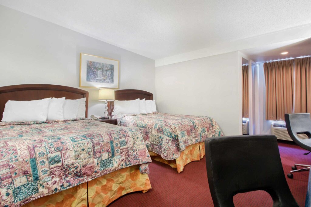 Четырёхместный номер Standard Rodeway Inn & Suites New Paltz- Hudson Valley