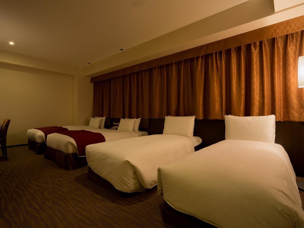 Четырёхместный номер Deluxe Holiday Inn Osaka Namba, an IHG Hotel