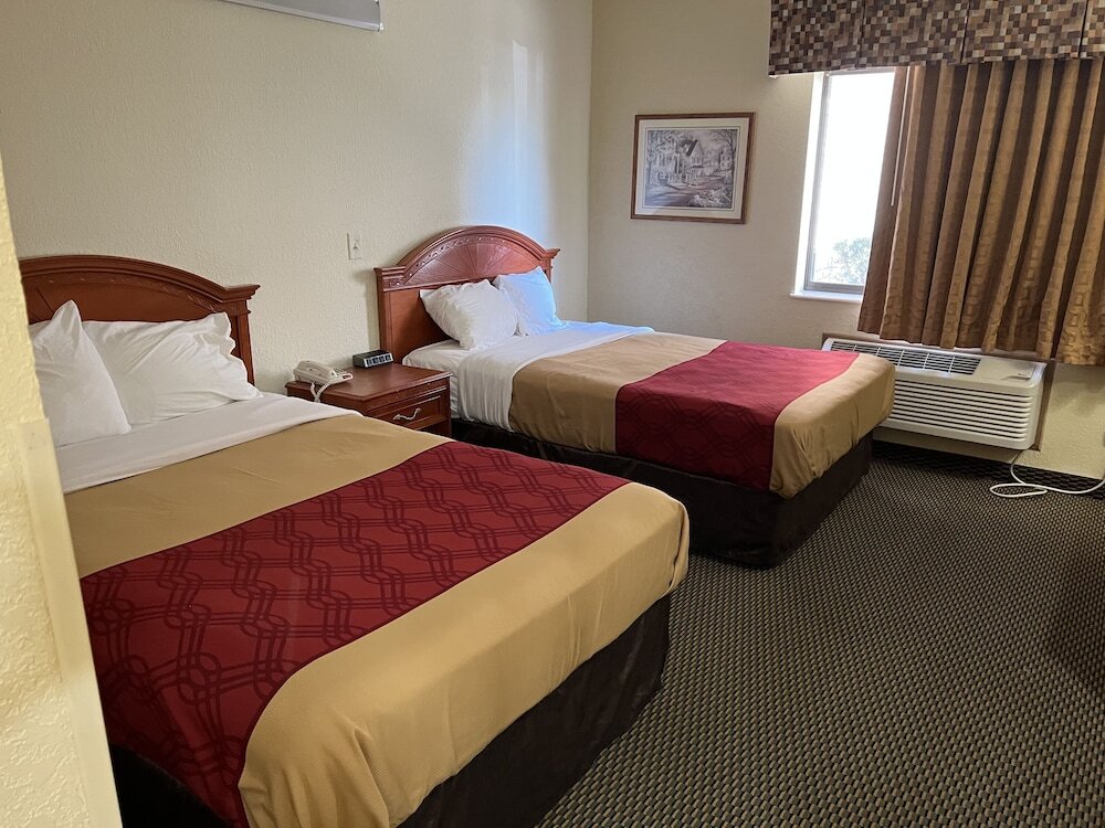 Standard Quadruple room Express Inn & suites