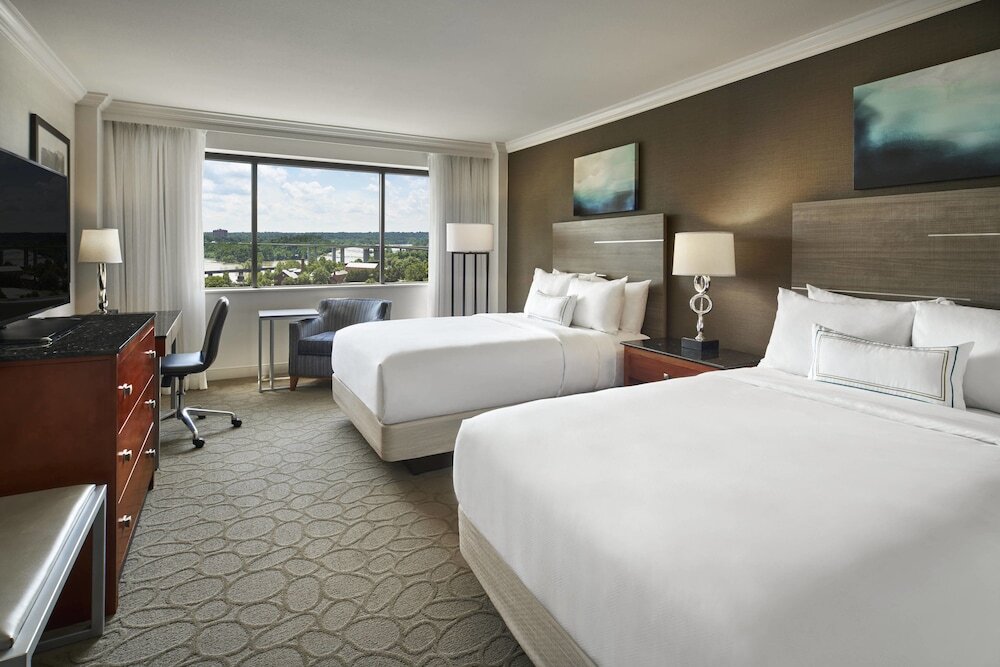 Четырёхместный номер Premium с видом на реку Delta Hotels by Marriott Richmond Downtown
