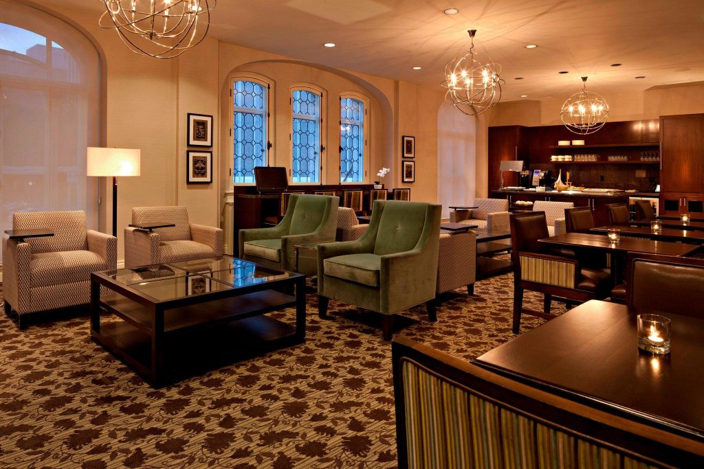 Двухместный полулюкс c 1 комнатой Delta Hotels by Marriott Bessborough