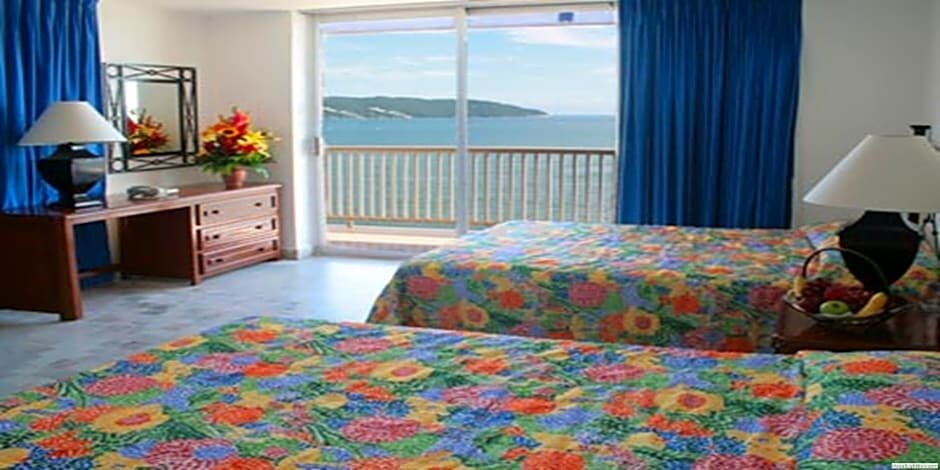 Standard Quadruple room with partial sea view Hotel Ritz Acapulco