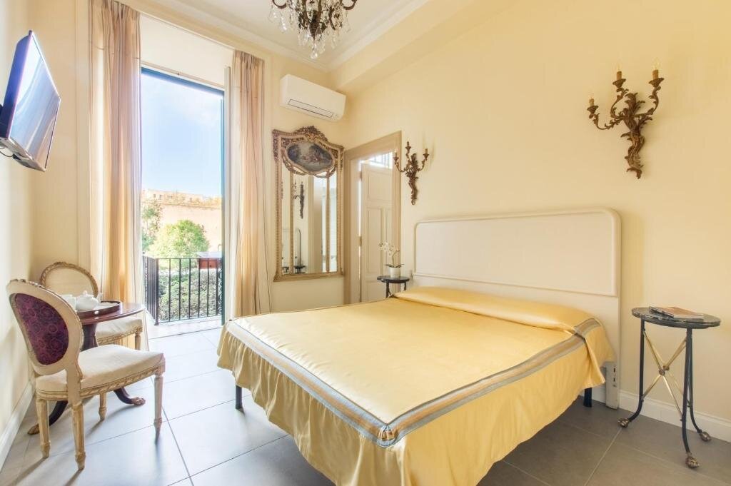 Двухместный номер Deluxe с балконом Rome Charming Suites