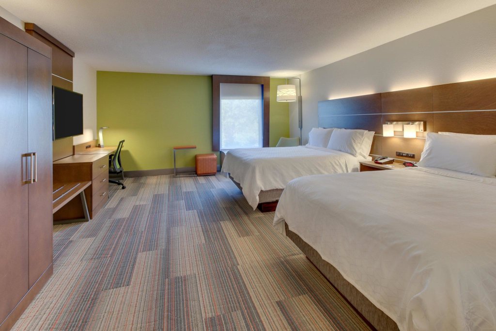 Четырёхместный номер Standard Holiday Inn Express & Suites Atlanta Perimeter Mall Hotel, an IHG Hotel