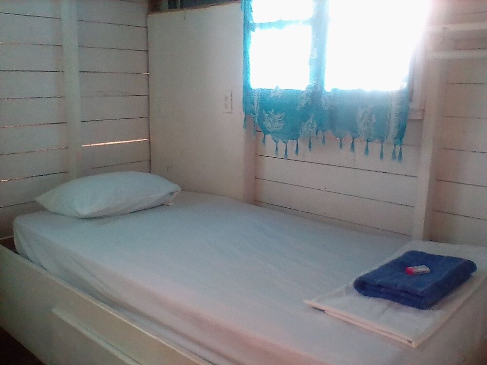 Cama en dormitorio compartido con vista al océano Karma on the Water - Hostel