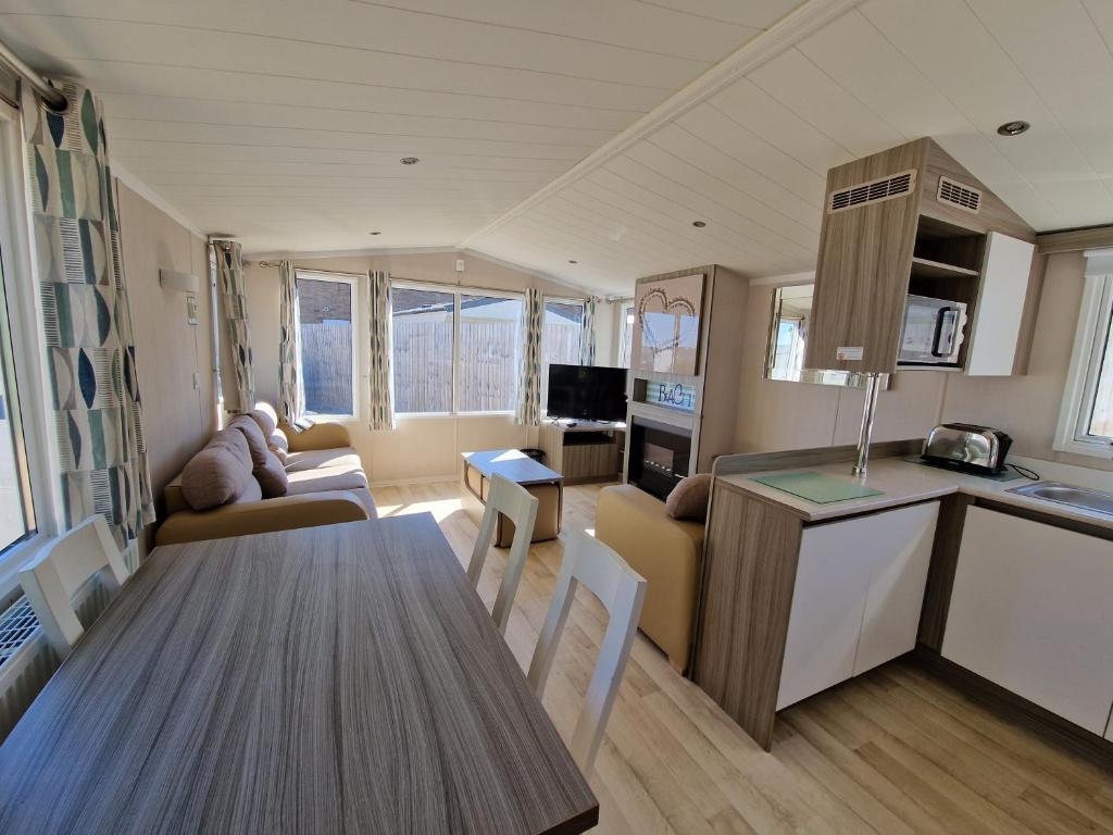 Chalet Beautiful 3-bed Caravan at Rockley Park Poole