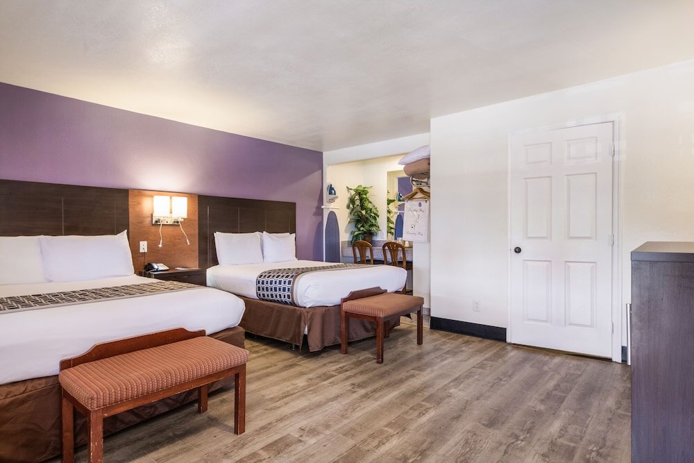 Standard Quadruple room Rodeway Inn near Downtown Monterey
