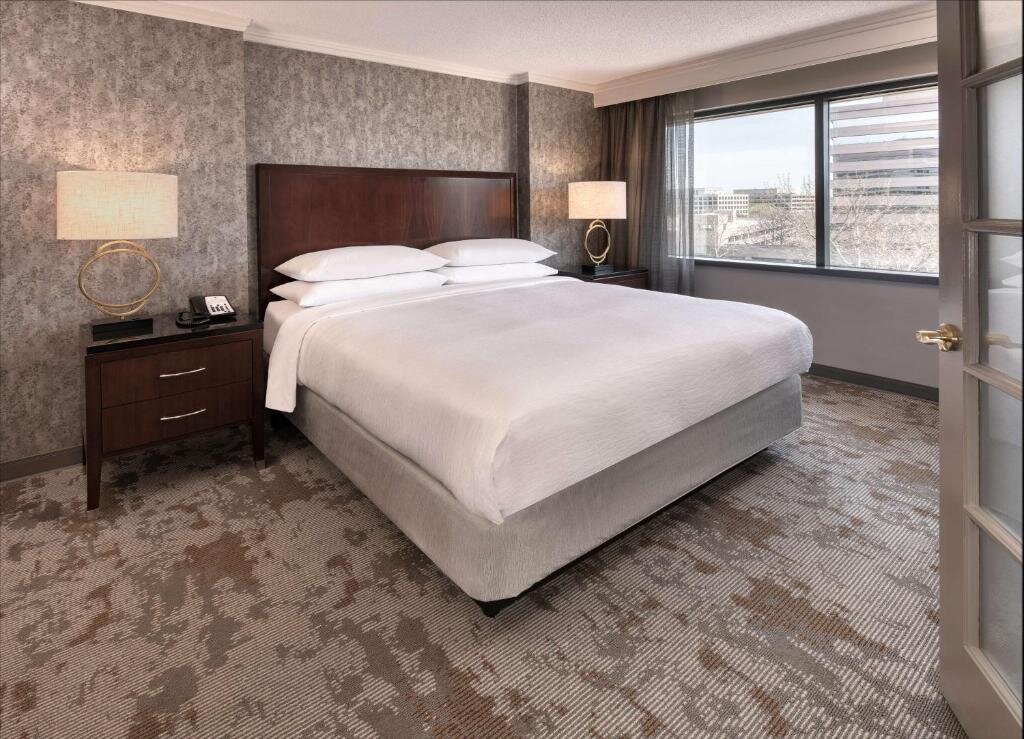 Двухместный люкс с 2 комнатами Embassy Suites by Hilton Bethesda Washington DC