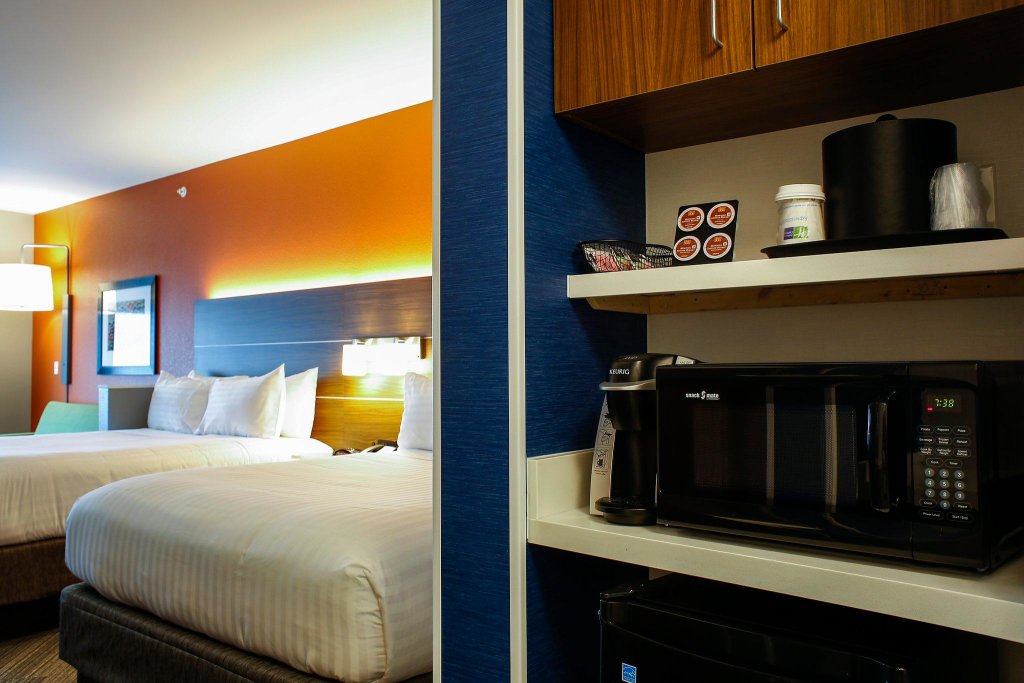 Четырёхместный люкс c 1 комнатой Holiday Inn Express & Suites Downtown Louisville, an IHG Hotel