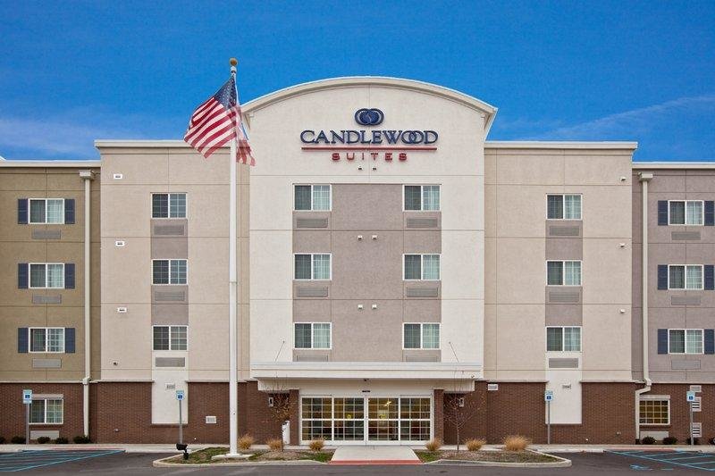 Кровать в общем номере Candlewood Suites Indianapolis East, an IHG Hotel