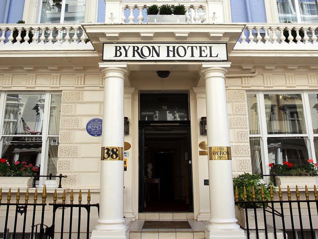 Кровать в общем номере Byron Hotel