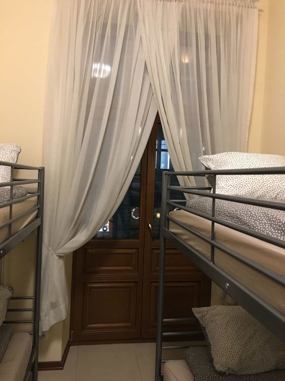 Кровать в общем номере Ametyst Apartments