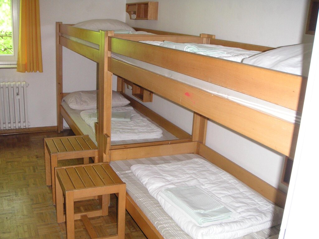 Кровать в общем номере Jugendherberge Bonn