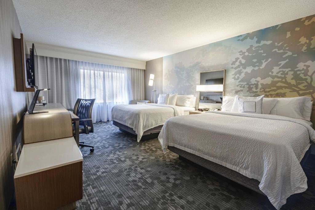 Номер Deluxe Courtyard by Marriott Cleveland Willoughby