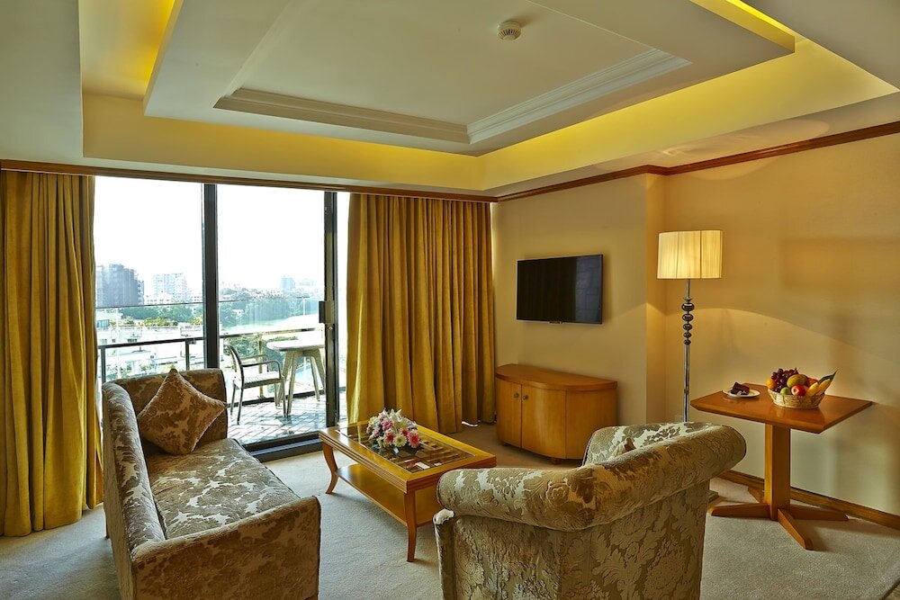 Double Junior Suite with balcony and with lake view Six Seasons Hotel