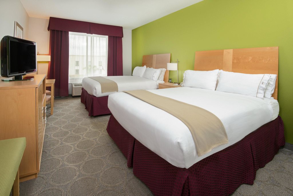 Четырёхместный номер Standard Holiday Inn Express Hotel & Suites Clute-Lake Jackson, an IHG Hotel