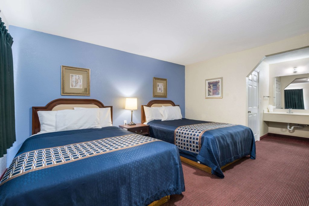 Standard quadruple chambre Rodeway Inn & Suites