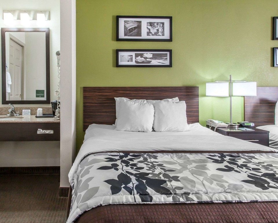 Четырёхместный номер Standard Sleep Inn & Suites Near I-90 and Ashtabula