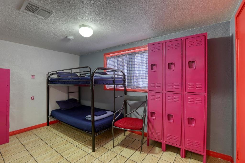 Кровать в общем номере (женский номер) Sin City Hostel