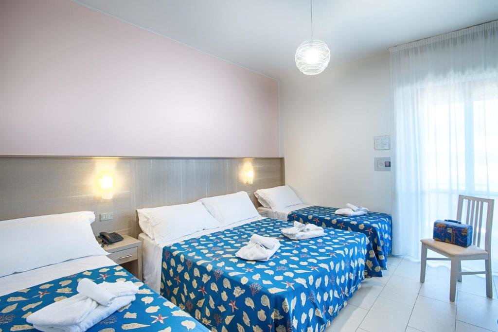 Четырёхместный номер Classic с видом на море Hotel Mimosa