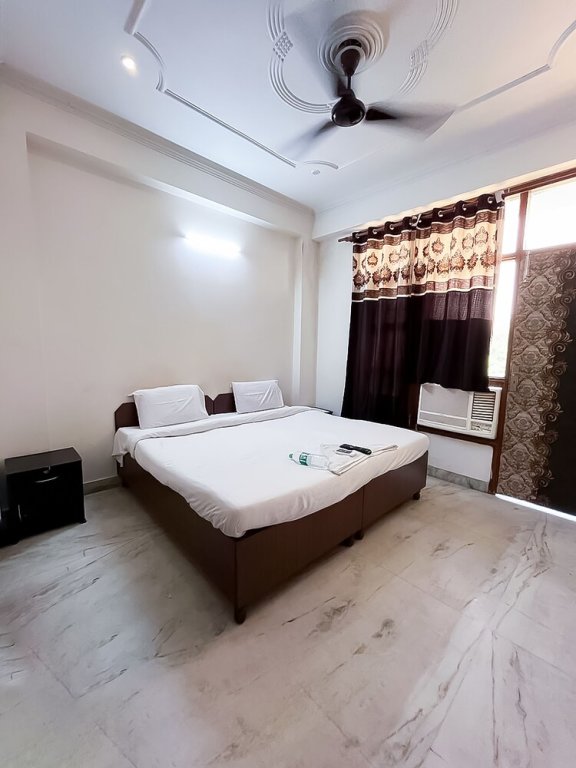 Camera Deluxe Roomshala 117 Shubham residency
