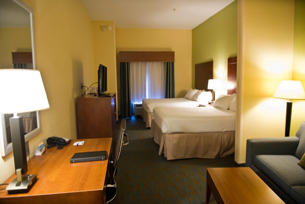 Четырёхместный номер Standard Holiday Inn Express Hotel & Suites Atlanta East - Lithonia, an IHG Hotel