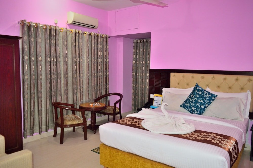 1 Bedroom Deluxe Double room with partial sea view Hotel Regal Palace