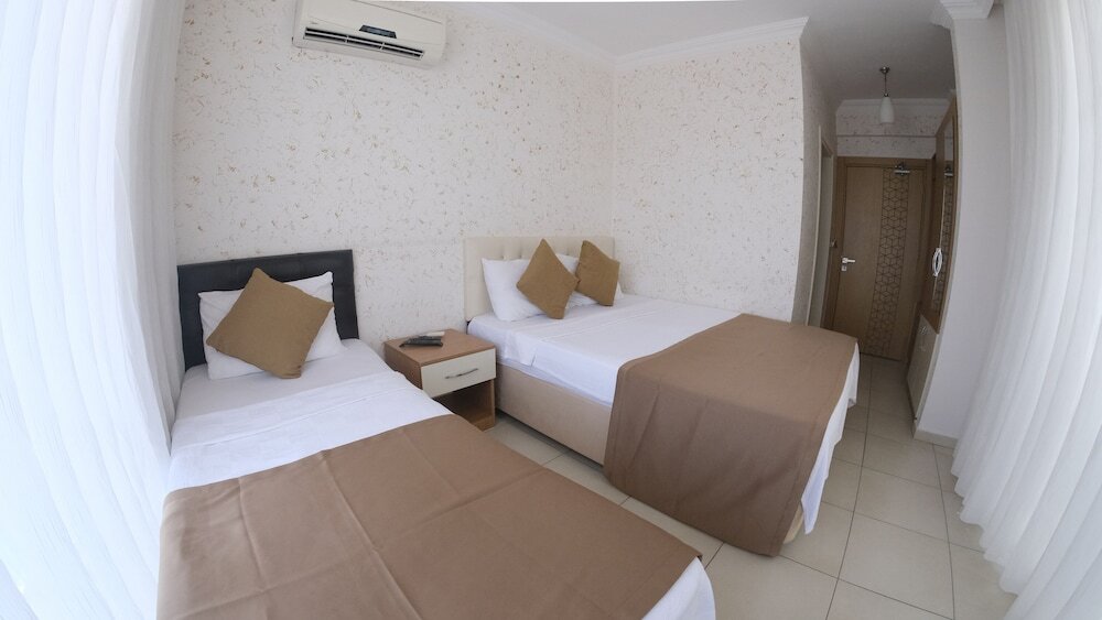 Standard triple chambre avec balcon Sardunya Hotel