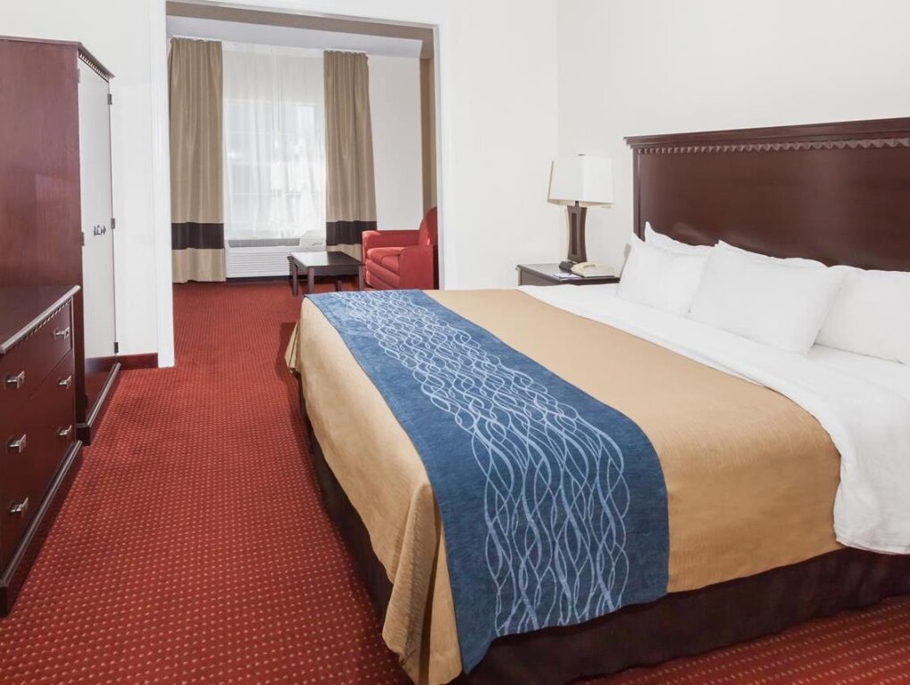 Кровать в общем номере Decatur Inn & Suites