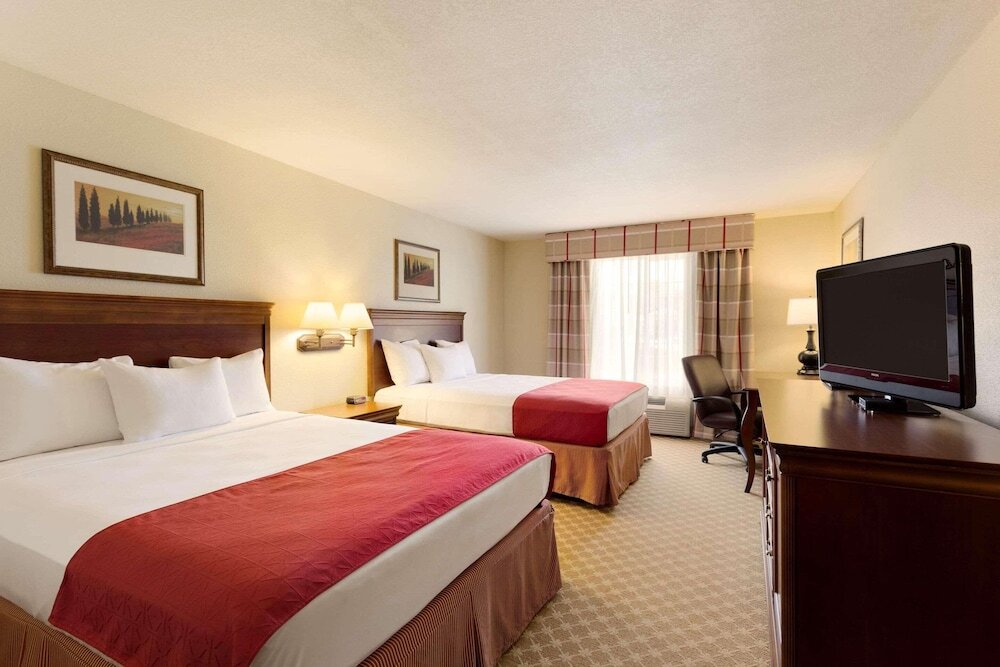 Четырёхместный номер Standard Country Inn & Suites by Radisson, Nevada, MO