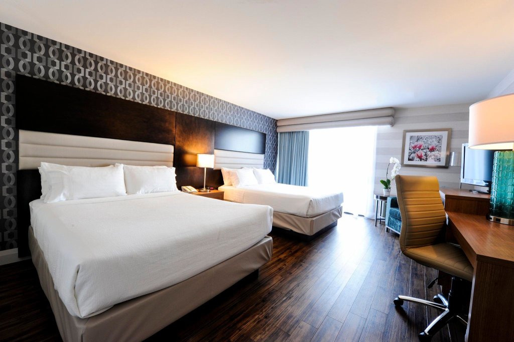 Четырёхместный номер Standard Holiday Inn Niagara Falls-By the Falls, an IHG Hotel