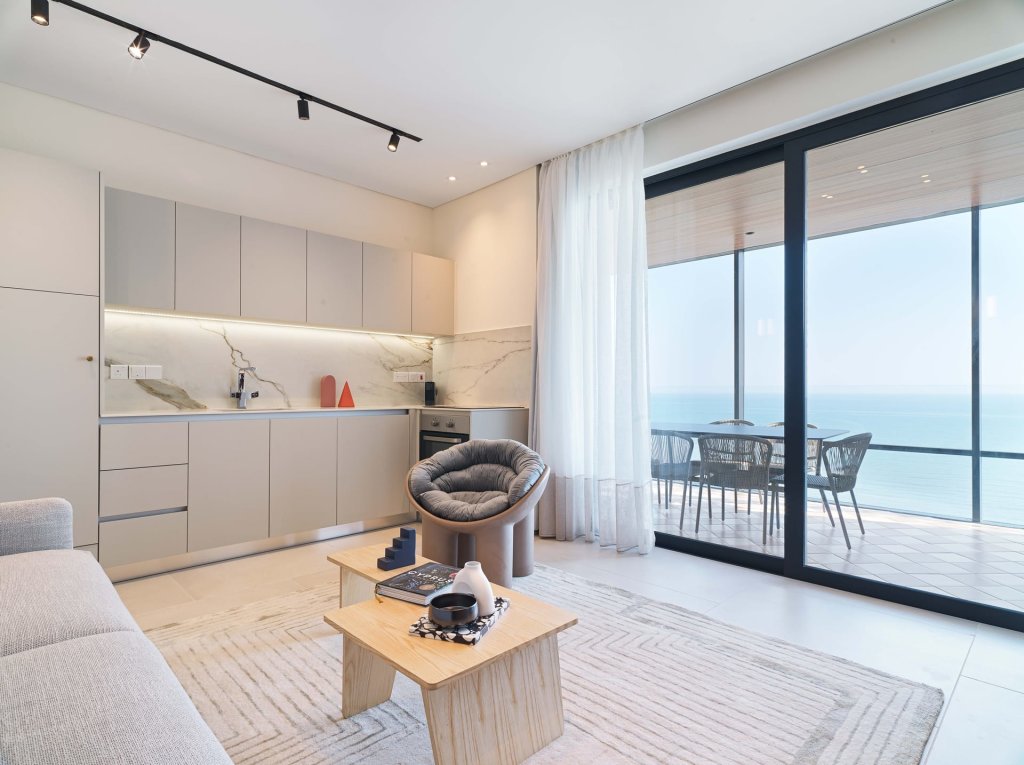 Семейный люкс с балконом и seafront LIV Mackenzie Beach Suites Larnaca ADULTS ONLY