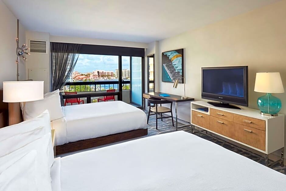 Четырёхместный номер Standard с балконом Waterstone Resort & Marina Boca Raton, Curio Collection by Hilton