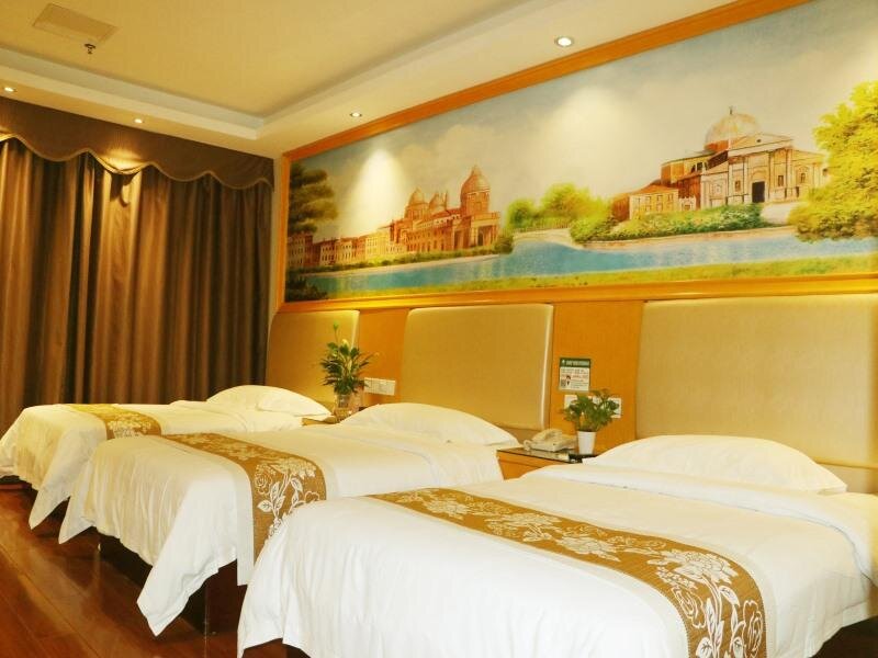 Standard Triple room GreenTree Inn Guangzhou Chimelong Paradise Yuangang Metro Station Hotel