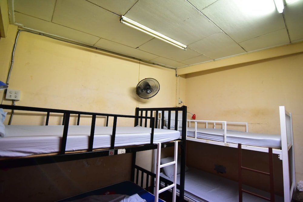 Кровать в общем номере Khaosan Rainbow Hostel