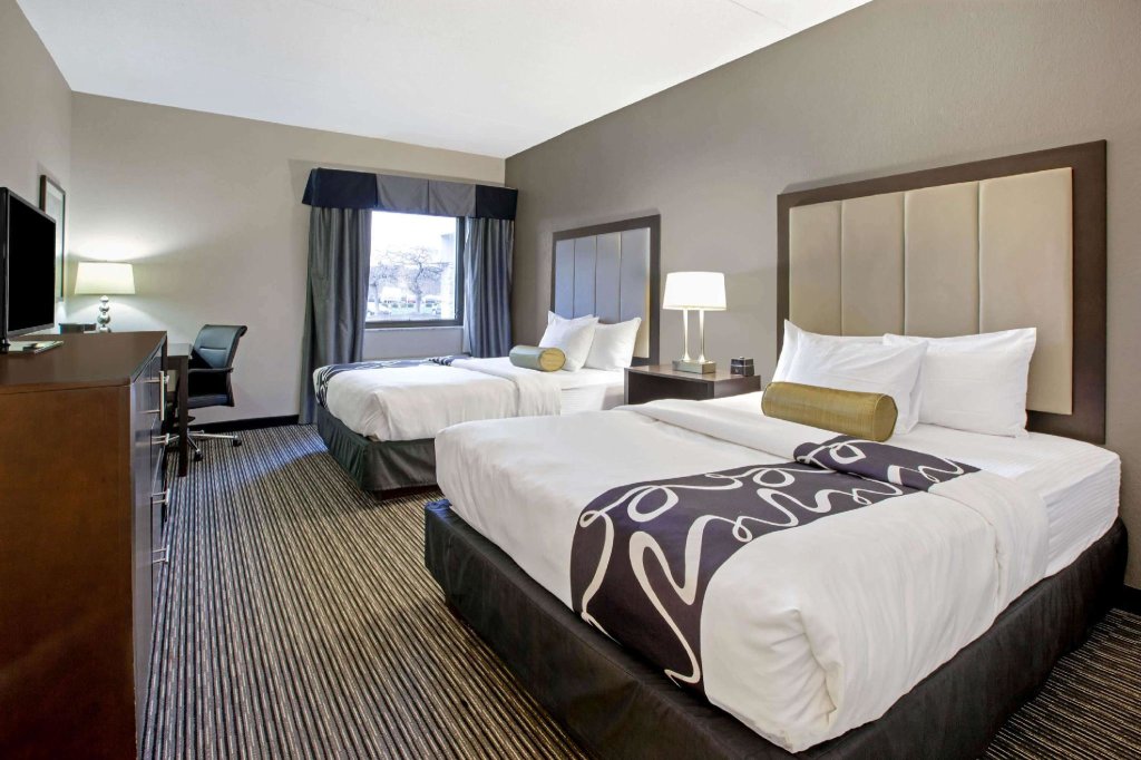 Двухместный люкс c 1 комнатой La Quinta Inn & Suites by Wyndham Detroit Metro Airport
