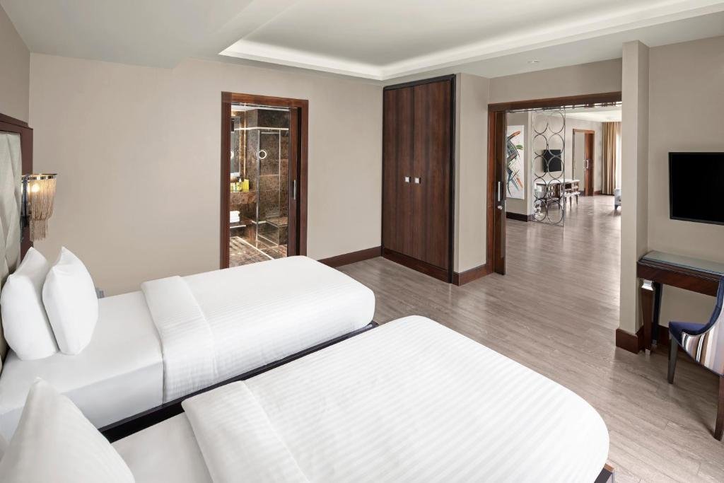 Люкс семейный с 2 комнатами DoubleTree by Hilton Istanbul Esentepe