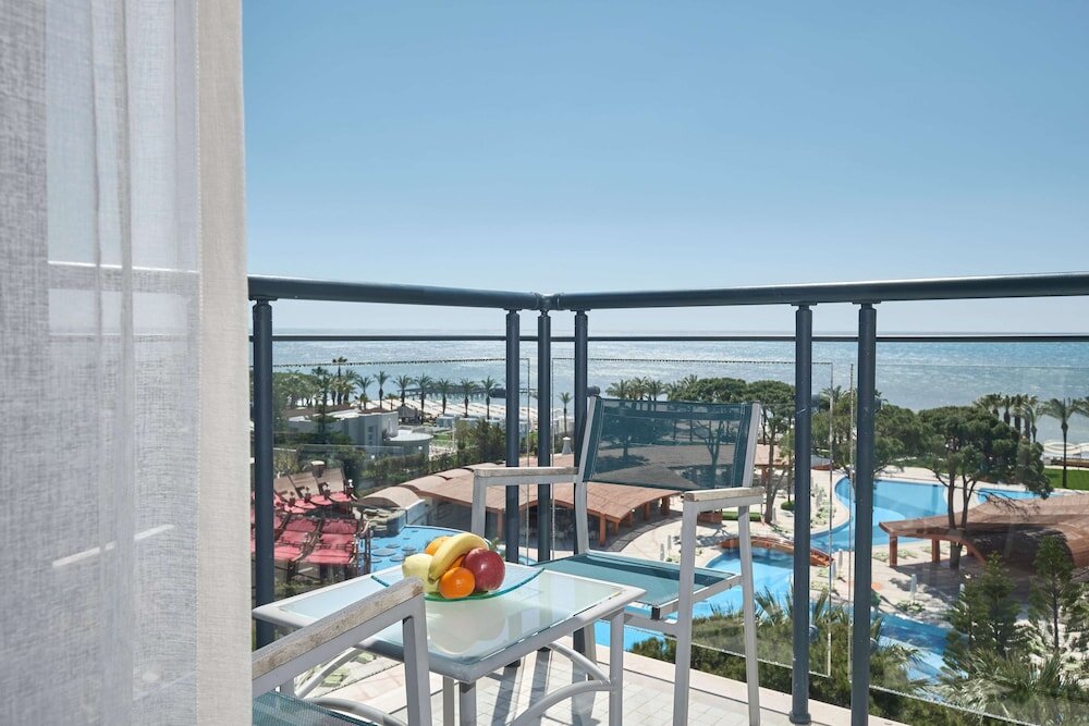 Номер Classic с балконом и с видом на море Cornelia De Luxe Resort