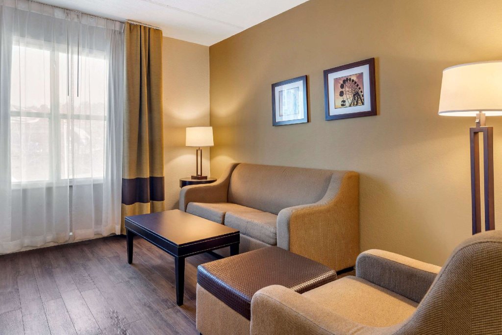 Quadruple Suite Comfort Inn & Suites near Six Flags