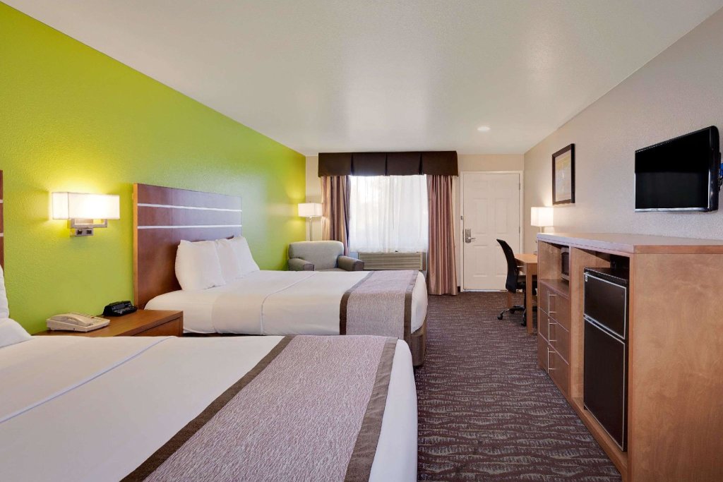 Standard Quadruple room Days Inn & Suites by Wyndham Arcata