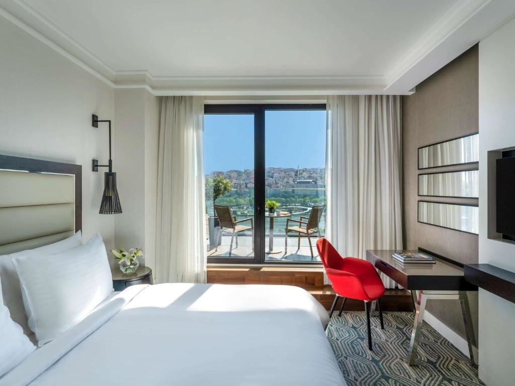 Двухместный номер Premium с видом на море Mövenpick Hotel Istanbul Golden Horn