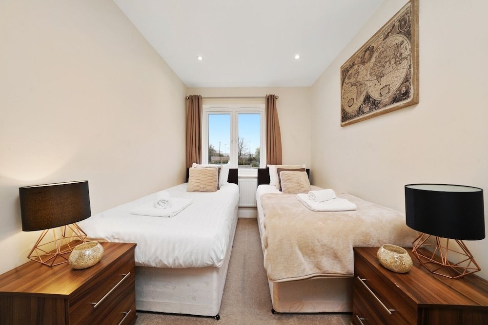 2 Bedrooms Deluxe Basement Apartment London Heathrow Living Serviced Apartments by Ferndale