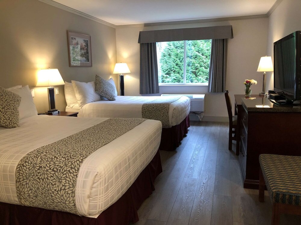Четырёхместный номер Standard Coast Abbotsford Hotel & Suites