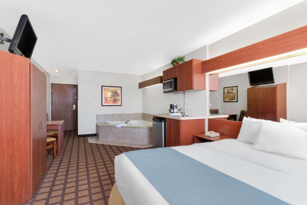 Люкс Microtel Inn & Suites by Wyndham Rapid City