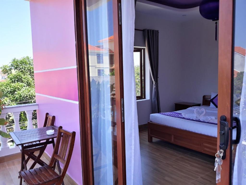 Deluxe Double room with balcony Pink house Homestay