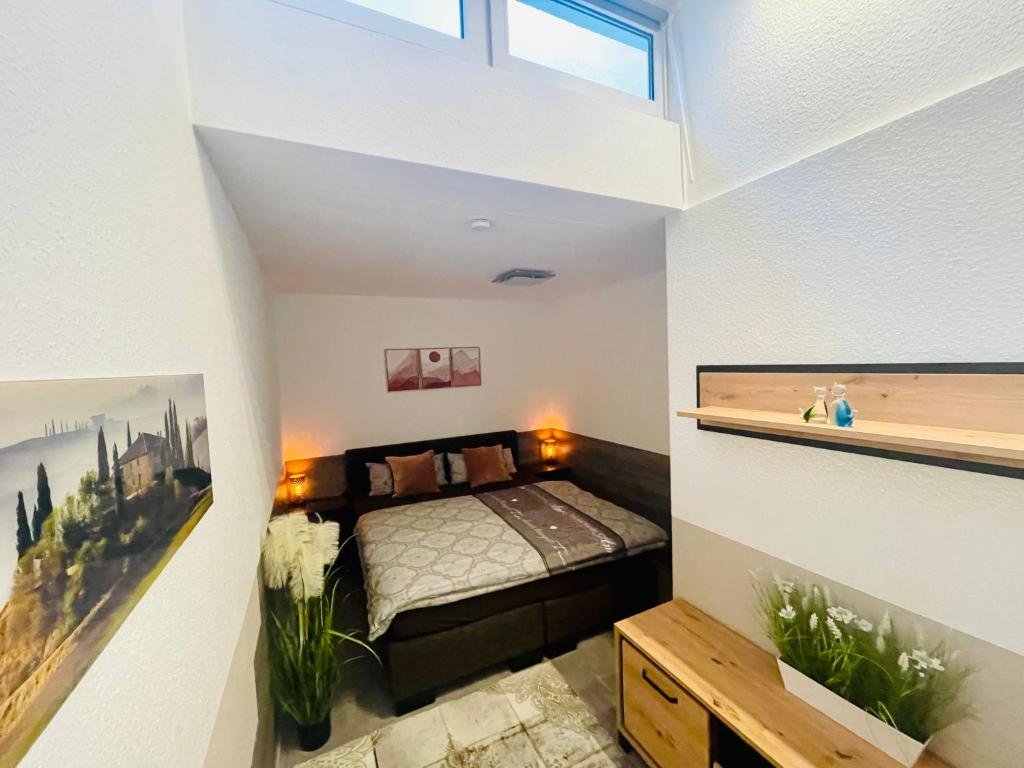1 Bedroom Apartment 2 Room Galerie Einliegerwohnung in Rheinstetten, Messe Nähe, Rollstuhlfahrer geeignet, Netflix
